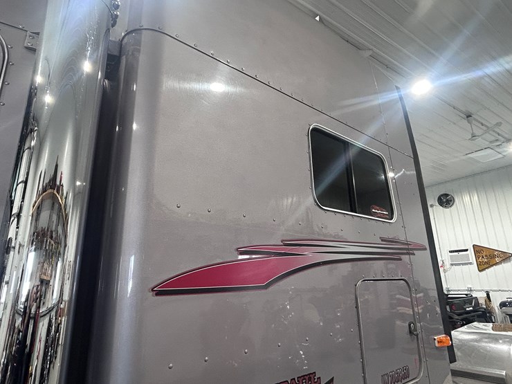 2007-peterbilt-379-image-14