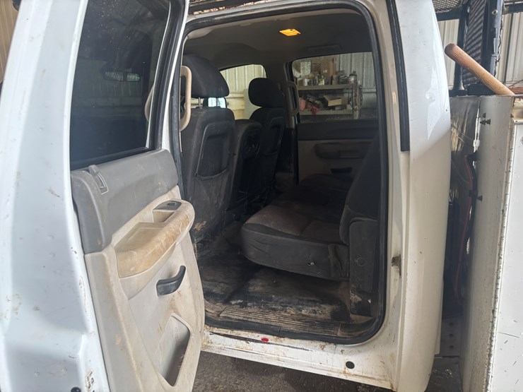 2013-chevrolet-3500-image-31