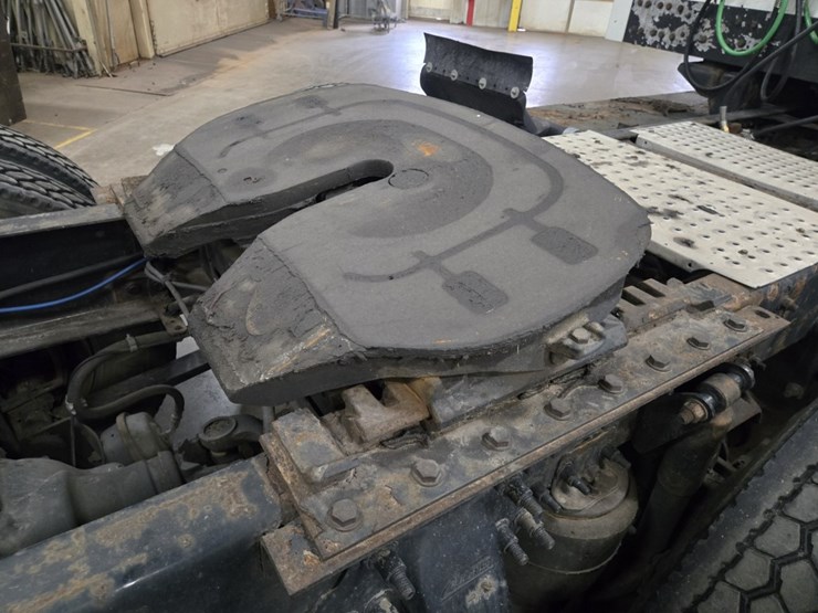 #2298-•-2015-freightliner-cascadia-day-cab-truck-tractor-image-38