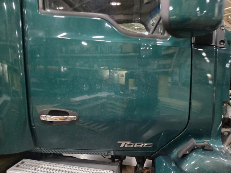 2017-kenworth-t680-image-16