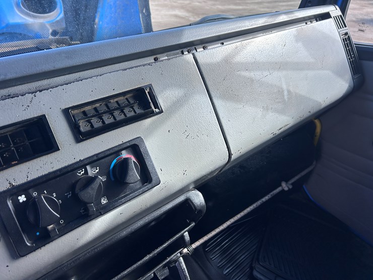 #1680-•-2003-freightliner-day-cab-truck-tractor-image-54