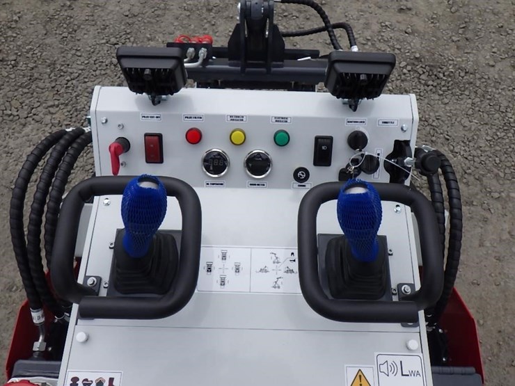 2026-bttl-st28h-6-skid-steer-tracked-loader-image-11