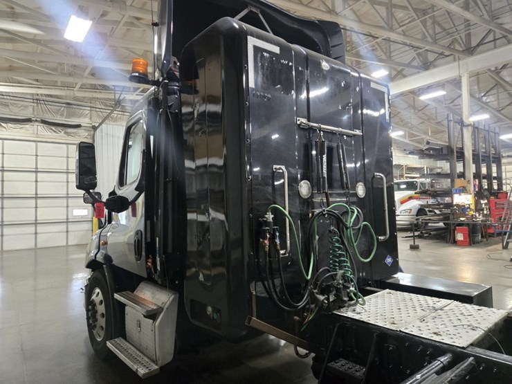 #2295-•-2016-freightliner-cascadia-day-cab-truck-tractor-image-18