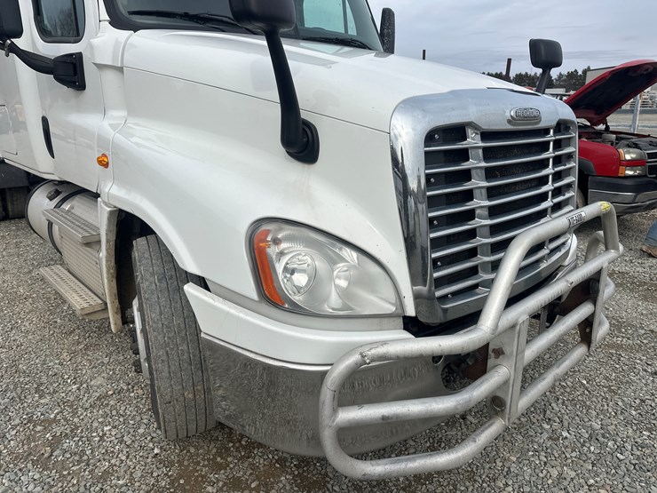 2017-massey-ferguson-8-image-10