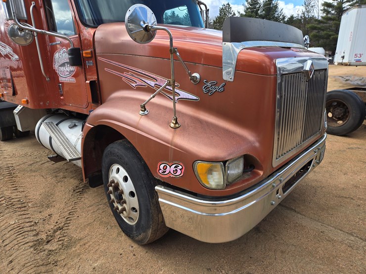 #1515-•-2005-international-9400i6x4-sleeper-cab-truck-tractor-image-9