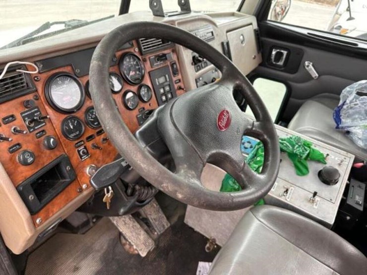 2008-peterbilt-335-image-19