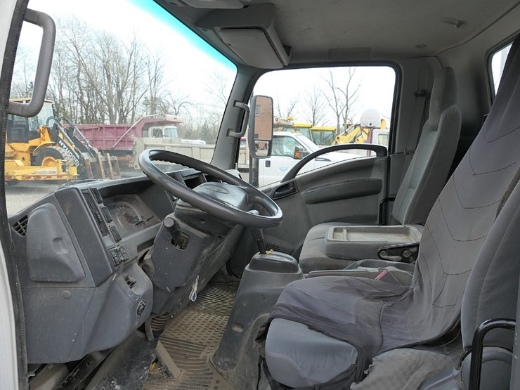 2011-isuzu-nqr-image-3