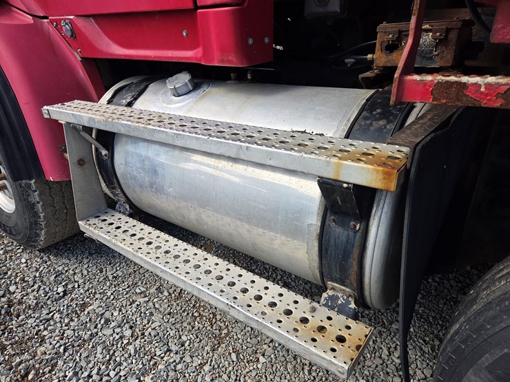 2005-massey-ferguson-8-image-19