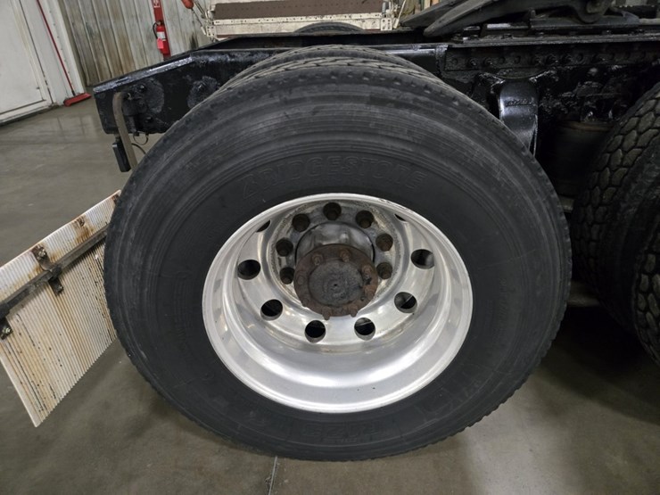 #2295-•-2016-freightliner-cascadia-day-cab-truck-tractor-image-75