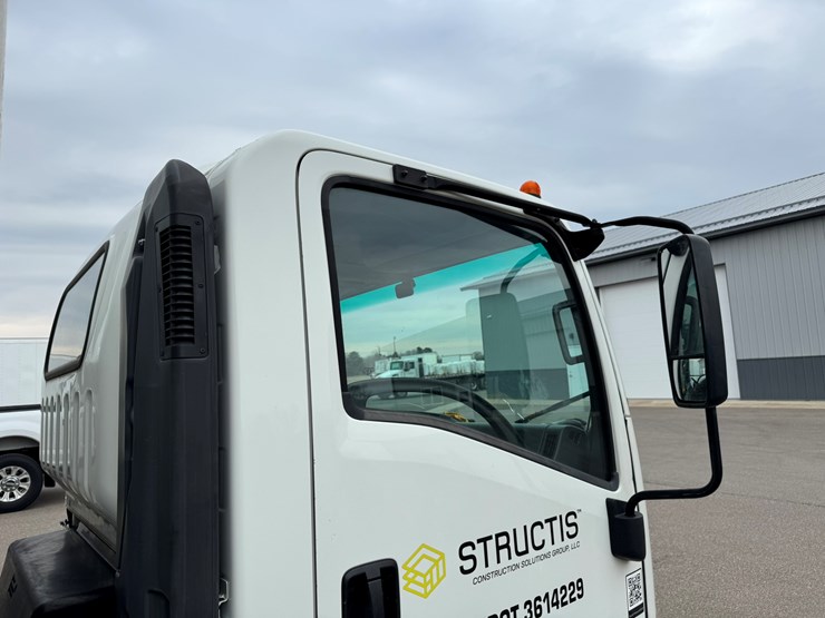 2019-isuzu-nrr-image-15