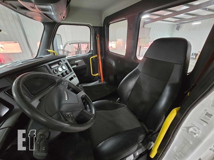2020-freightliner-cascadia-126-image-9
