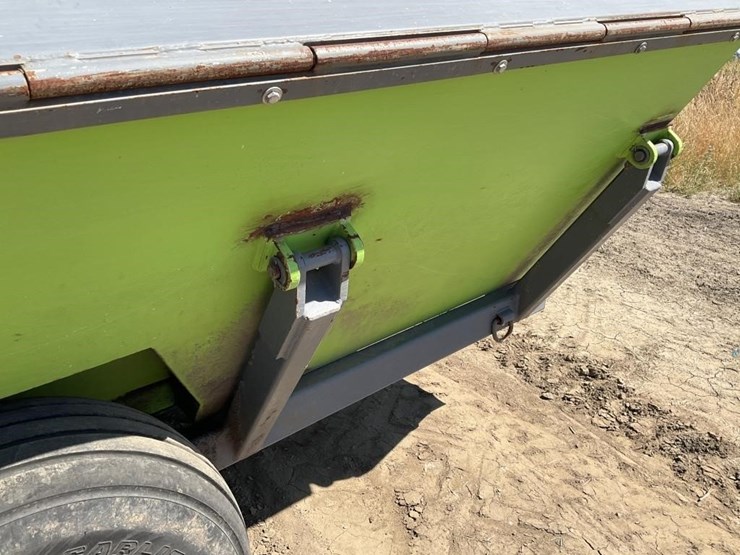 wilkey-lst400-9'x12'-hyd.-side-dump-nut-cart-image-12