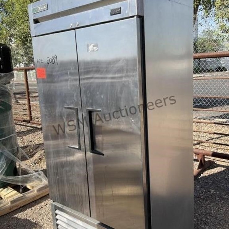 TRUE COMMERCIAL REFRIGERATOR