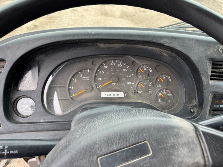 2005-gmc-t7500-image-36