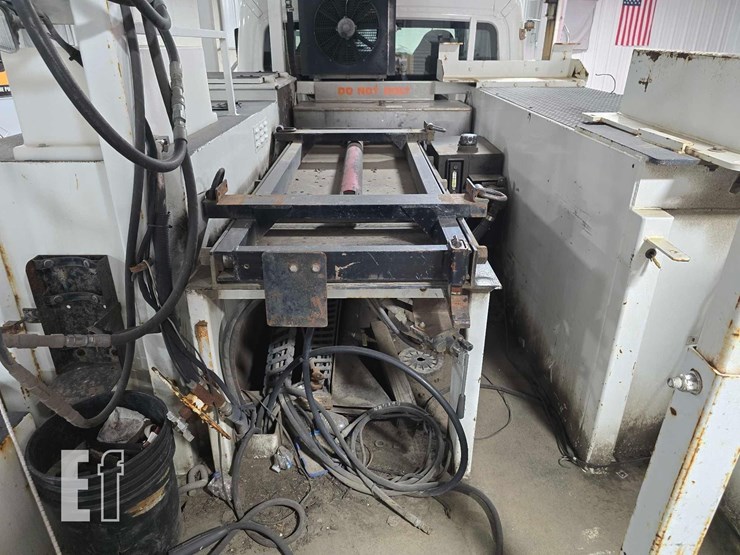 2012-freightliner-m2-106-image-18