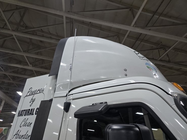 #2298-•-2015-freightliner-cascadia-day-cab-truck-tractor-image-14