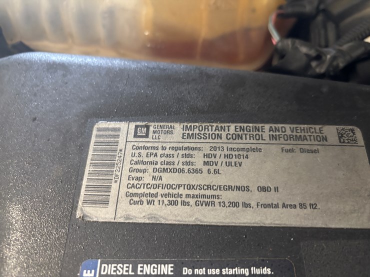 2013-chevrolet-3500-image-30