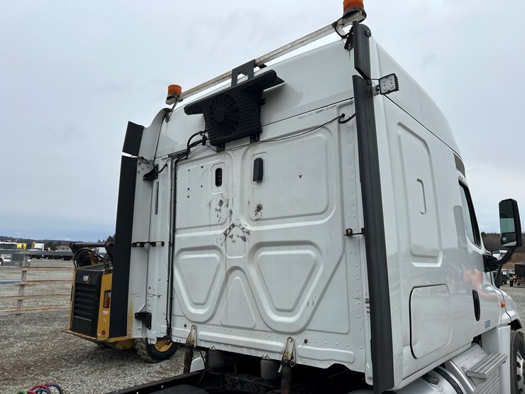 2017-massey-ferguson-8-image-38