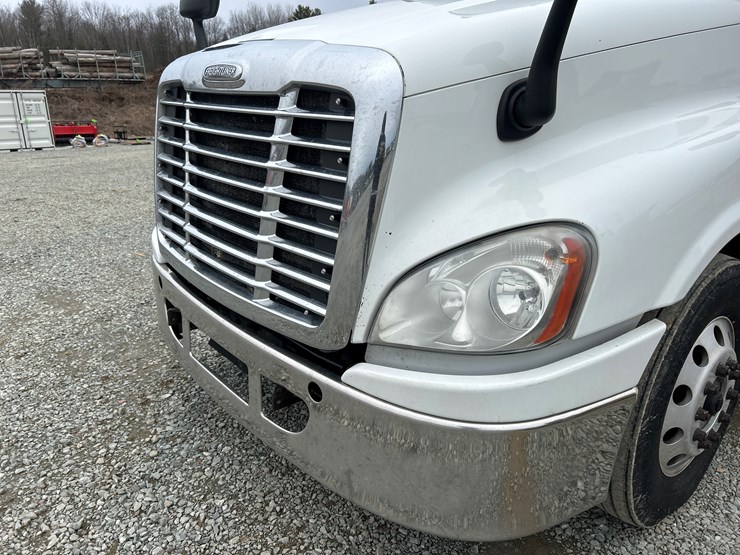 2017-massey-ferguson-8-image-12