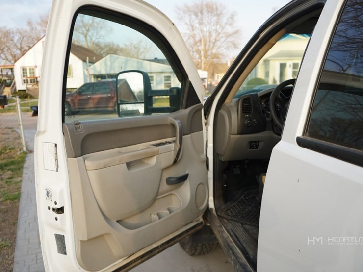 2011-chevrolet-3500hd-image-11