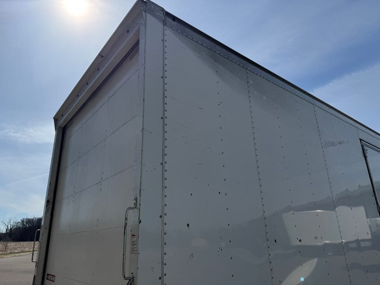 2019-isuzu-nrr-image-23