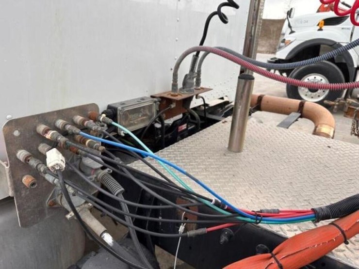 2008-peterbilt-335-image-34