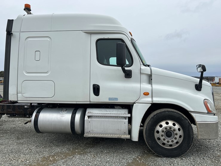 2017-massey-ferguson-8-image-14