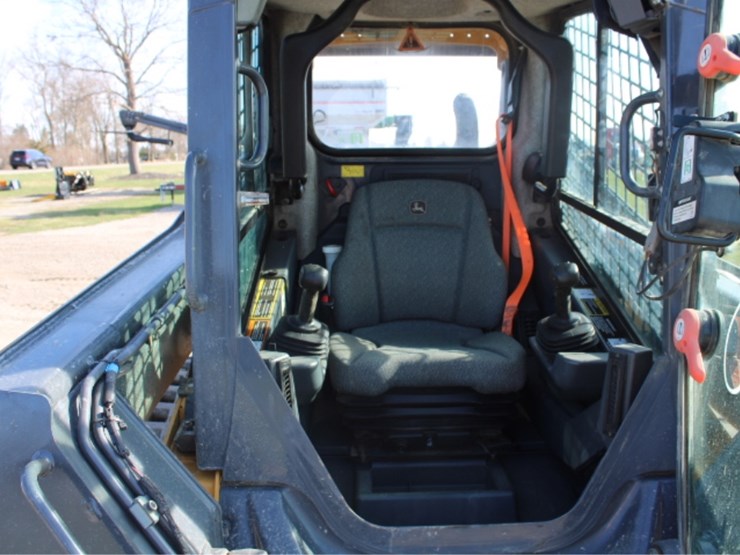 2022-john-deere-325-image-21