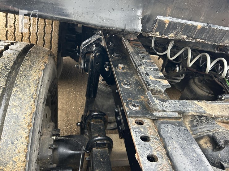 2015-volvo-vnl62t630-image-12