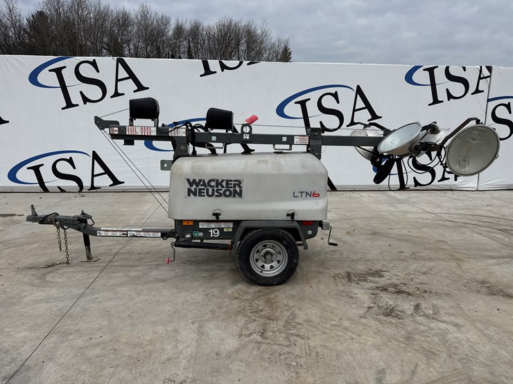 2015-massey-ferguson-8-image-2