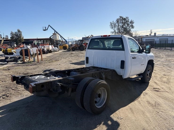 2011-chevrolet-3500-image-3