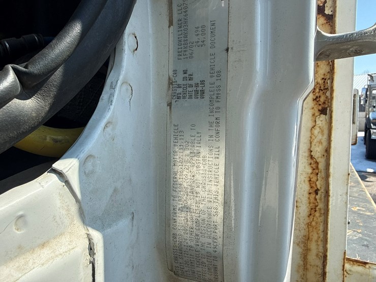 2002-freightliner-fl80-image-70