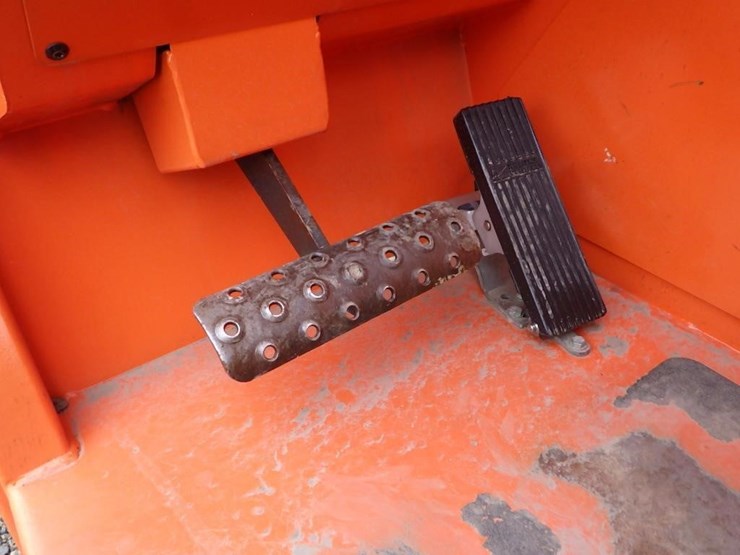 2018-jlg-8042-image-28