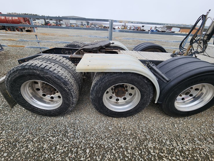 2014-massey-ferguson-8-image-12