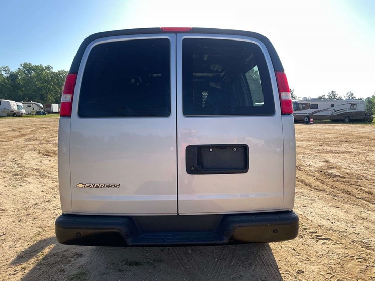 2024-chevrolet-express-2500-image-6