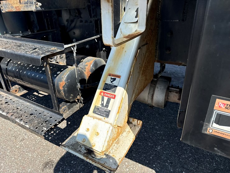 2002-freightliner-fl80-image-26