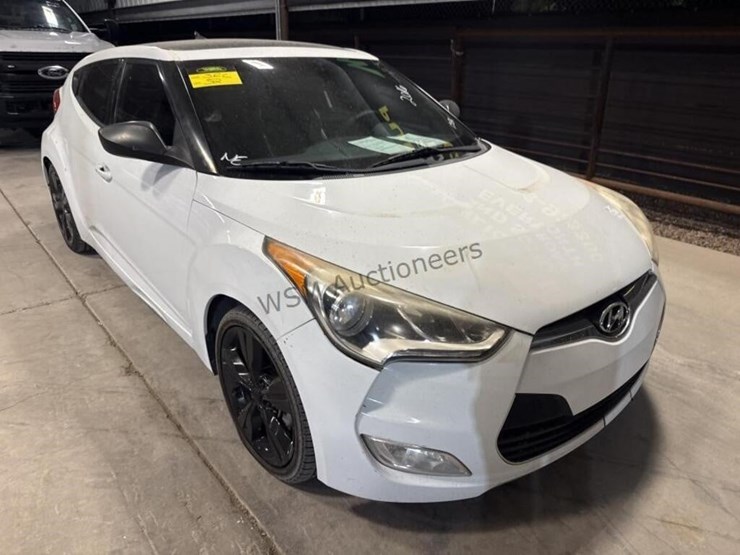 2016-hyundai-veloster-coupe-image-2