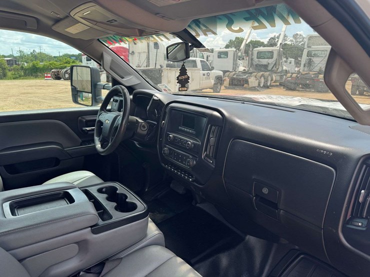 2017-chevrolet-silverado-2500-image-13