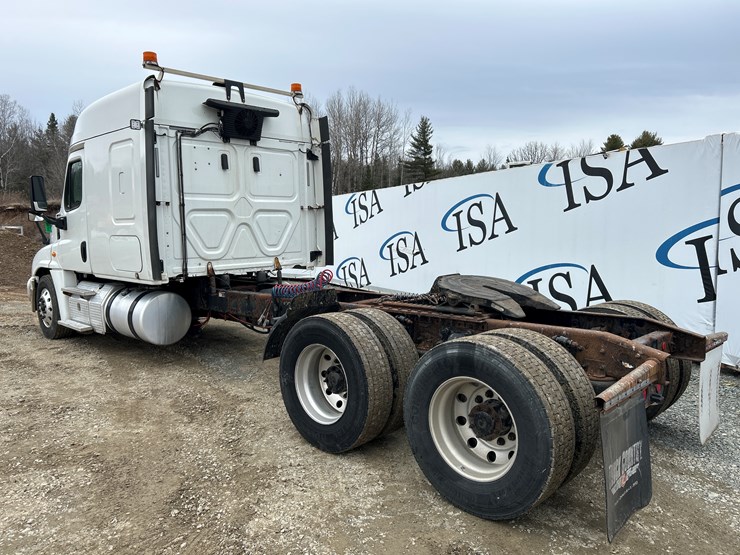 2017-massey-ferguson-8-image-3