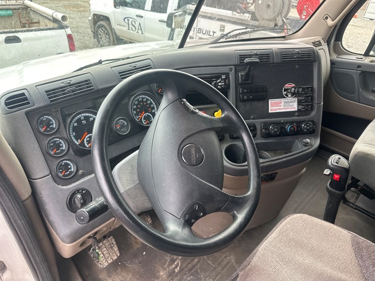 2017-massey-ferguson-8-image-32