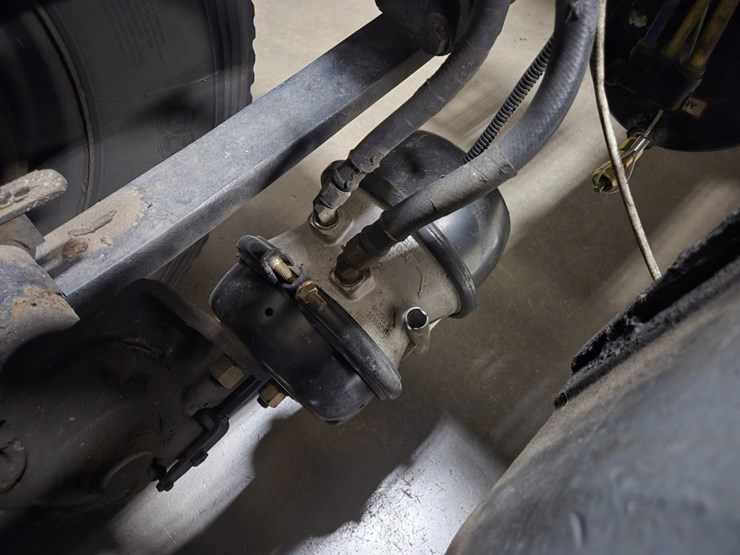 #2295-•-2016-freightliner-cascadia-day-cab-truck-tractor-image-38