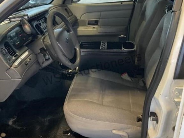 2009-ford-crown-victoria-sdn-image-21