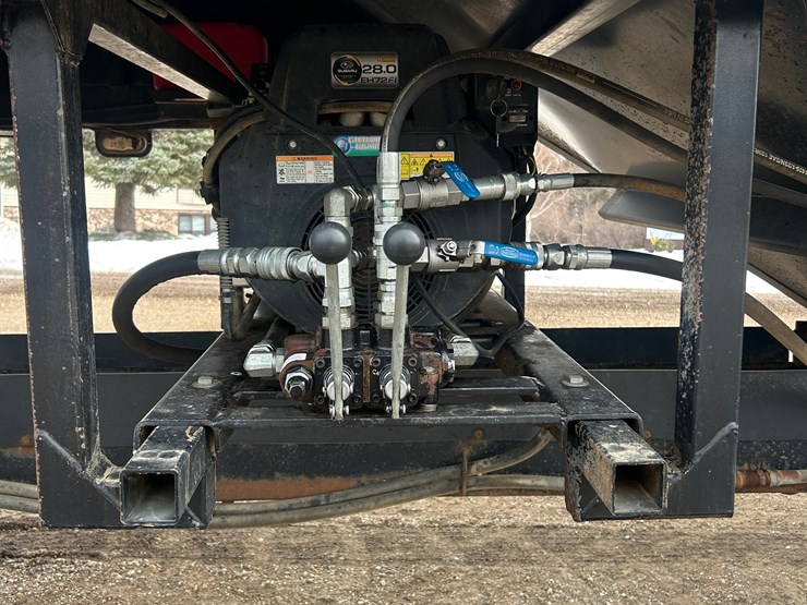 seller-#43.--2011-magnum-mfg.-40’-fertilizer-tender,-self-contained-power-pack-on-the-trailer.--don’t-need-wet-kit-to-run.-image-5