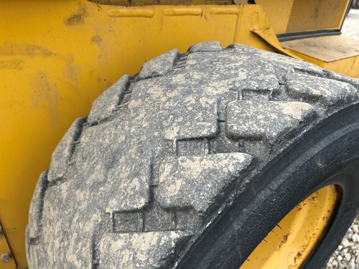 2020-deere-332g-image-58