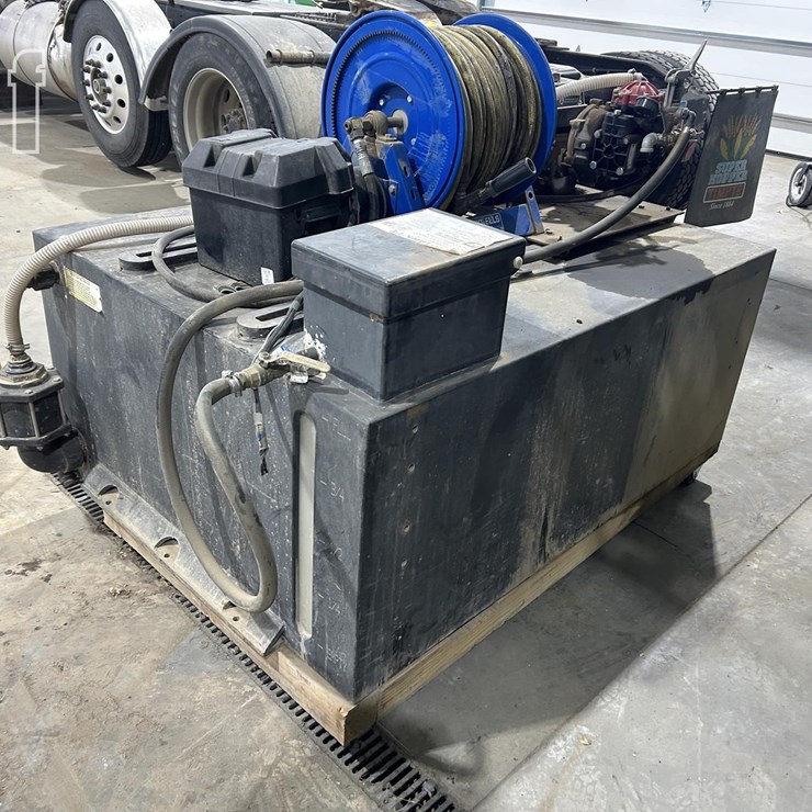 PORTABLE WATER TANK W/PUMP