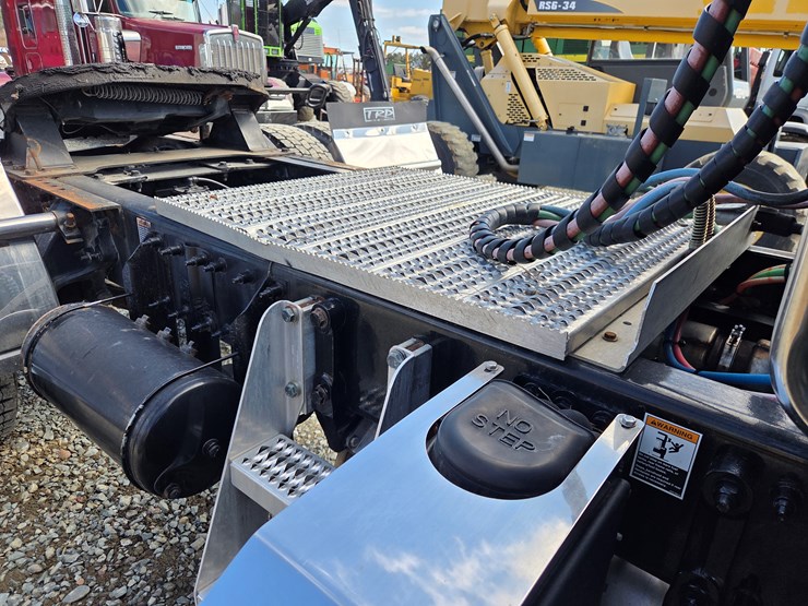 2013-peterbilt-337-image-22