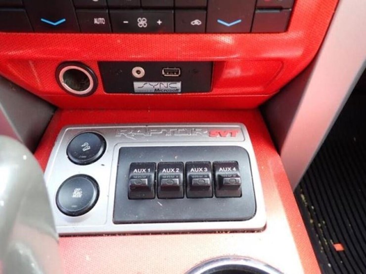 2010-ford-f150-raptor-image-15