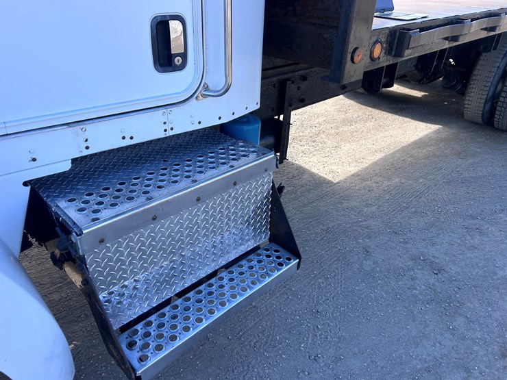 #1679-•-2004-kenworth-flatbed-truck-image-11