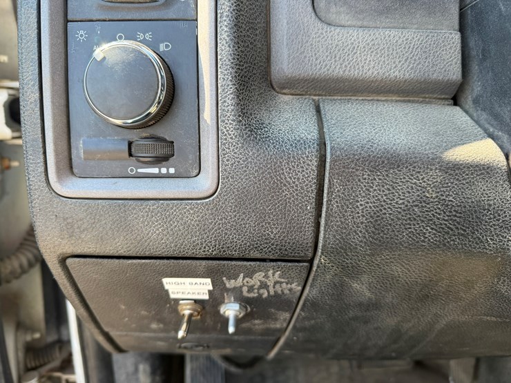 #1062-•-2015-ram-5500-heavy-duty-service-truck-image-33