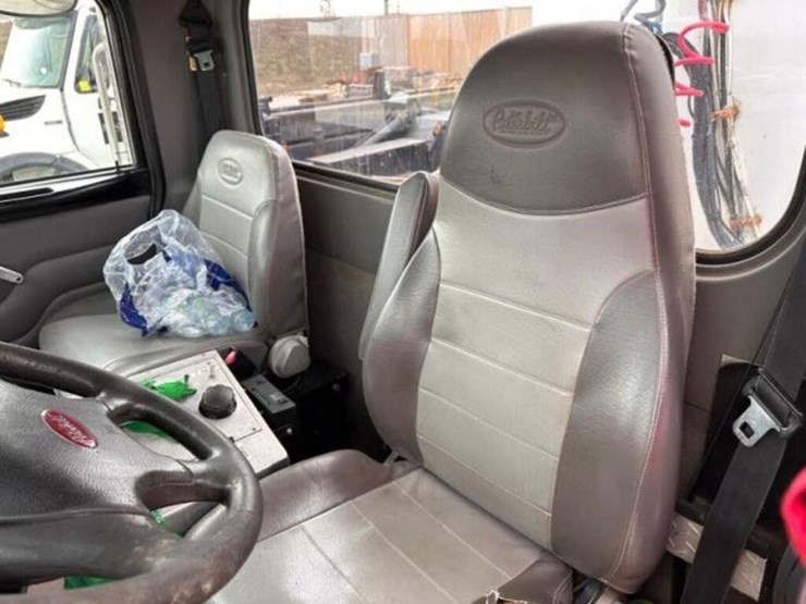 2008-peterbilt-335-image-21